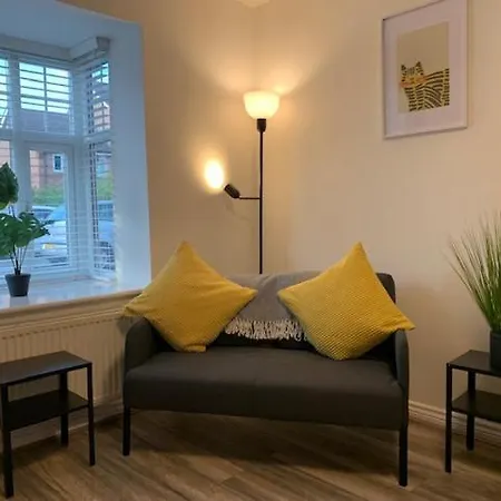 Spacious And 4-bedroom House With Parking Apartment