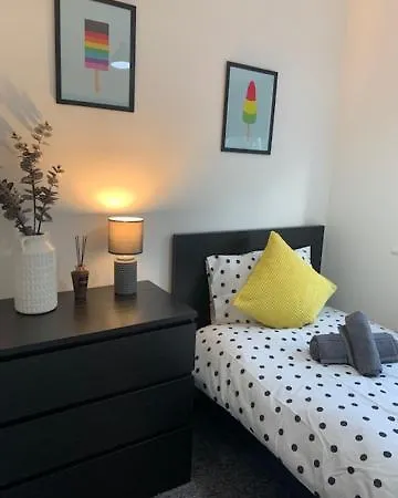 Spacious And 4-bedroom House With Parking Birmingham
