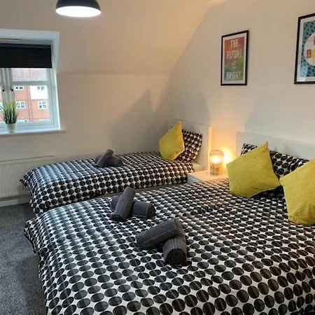 Spacious And 4-bedroom House With Parking