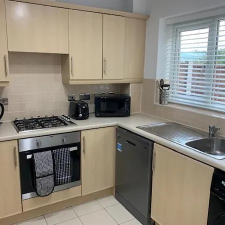 Spacious And 4-bedroom House With Parking Apartment *